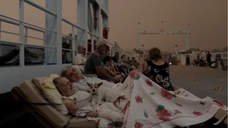 Φωτιά στην Εύβοια | Συγκινεί η φωτογραφία των ηλικιωμένων πυρόπληκτων πάνω στο φέρι μποτ [εικόνα]