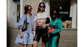 To πρώτο viral φόρεμα για το 2021 | Tαιριάζει σε όλες και φτιάχνει τη διάθεση