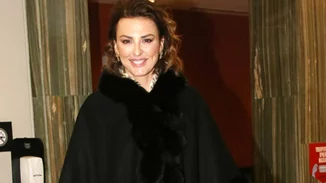 Η Εβελίνα Παπαντωνίου σε μία σπάνια εμφάνιση – Το chic look με κάπα