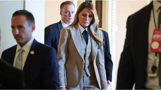 H Melania Trump κάνει τάση το ανδρόγυνο look
