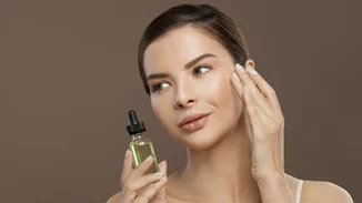 5 έλαια προσώπου που χαρίζουν αποτέλεσμα λίφτινγκ