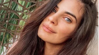 Χριστίνα Μπόμπα | Με στενό μίνι φόρεμα, μας δείχνει το σώμα της 1,5 μήνα μετά τη γέννα