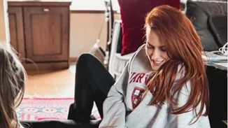 Η Σίσσυ Χρηστίδου στην ευρύχωρη κουζίνα του σπιτιού της | Μαγειρεύει (δύο φαγητά) για τους γιους της