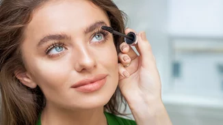 Στο TikTok βρήκαμε το νέο τρόπο να βάζουμε mascara για πιο μακριές βλεφαρίδες