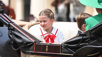 Στην ίδια άμαξα η πριγκίπισσα Kate με τα τρία παιδιά της - Χιλιάδες κόσμου την επευφημεί