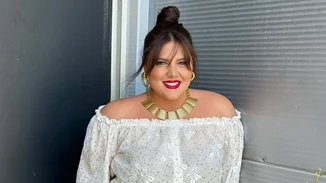 Η Δανάη Μπάρκα φόρεσε το πιο κοριτσίστικο ταγιέρ | Το έξυπνο styling tip που ακολούθησε