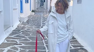 Σοφία Αλιμπέρτη | Σε πλαζ της Πάρου και η λεπτομέρεια που λατρέψαμε