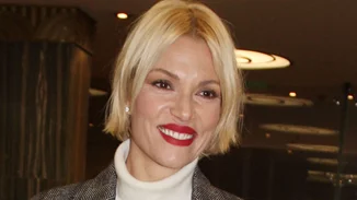 Η Βίκυ Καγιά με σκούρα μαλλιά