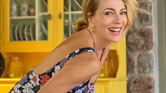 Κοιλιακοί και σούπερ σώμα | Η Σμαράγδα Καρύδη με το ιδιαίτερο χρώμα μαγιό και το beach look που είναι τάση