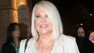 Η Ρούλα Κορομηλά ποζάρει με τον "φύλακα άγγελο" της