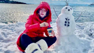 Ιωάννα Παλιοσπύρου | Ποζάρει στο χιονισμένο τοπίο με κόκκινο jacket