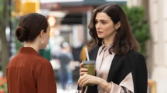 Rachel Weisz | Η νέα τηλεοπτική της ηρωίδα έχει το στιλ που θέλουμε να υιοθετήσουμε το Φθινόπωρο
