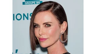 Charlize Theron | Γιόρτασε τα Χριστούγεννα κάνοντας σκι με τις κόρες της