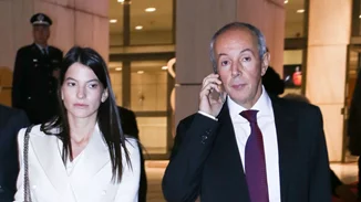 Δήμητρα Κούστα | Με λευκό κοστούμι και μεταλλιζέ γόβες στο πλευρό του συζύγου της