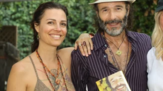 Θανάσης Ευθυμιάδης | Φωτογραφίζει τη γυναίκα του και στέλνει το δικό του "ηχηρό" για τις γυναικοκτονίες