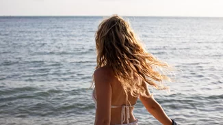 Θες πιο πλούσια, ενυδατωμένα και γεμάτα όγκο μαλλιά; Φτιάξε το δικό σου hair spray με νερό καρύδας