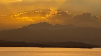 Πορτοκαλί βάφτηκε η λίμνη της Γενεύης - Σκόνη από την έρημο Σαχάρα καλύπτει την Ελβετία