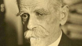 Κωστής Παλαμάς | Mία μοναδικά σπάνια φωτογραφία του στην δεκαετία '30 μπροστά στο βιβλιοπωλείο Κάουφμαν