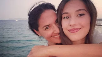 Μεσημεριανή σιέστα στο αρχοντικό της στις Σπέτσες για τη Νόνη Δούνια