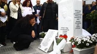 Σπάραξε η μητέρα της Κυριακής Γρίβα - Τραγούδησε το "Τακούνια για καρφιά" μπροστά στο μνημείο για την κόρη της [βίντεο]