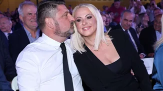 Νίκος Χαρδαλιάς | Το δημόσιο φιλί στην γοητευτική σύζυγό του, Γιώτα Παναγιωτοπούλου