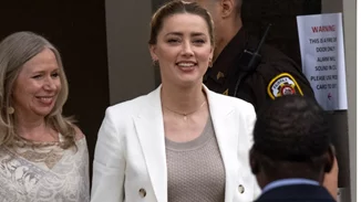 Γιατί το TikTok πιστεύει ότι η δικηγόρος της Amber Heard είναι μεγάλη fan του Johnny Depp;