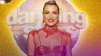 Η Βίκυ Καγιά σαν σταρ του σινεμά με κόκκινο φόρεμα στο live του DWTS