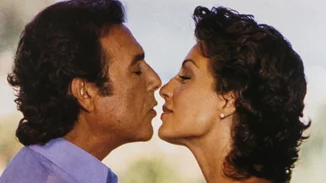 27 χρόνια πριν | Η Άντζελα Γκερέκου και ο Τόλης Βοσκόπουλος ανοίγουν το αρχοντικό τους στην Κέρκυρα