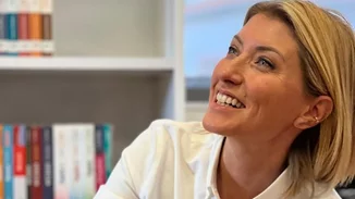 Σία Κοσιώνη | Η εμφάνισή της στην Ουάσιγκτον με στιλάτο military jacket Ελληνίδας σχεδιάστριας