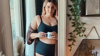 Εβελίνα Νικόλιζα | Ποζάρει με μαύρα εσώρουχα στον καθρέφτη της