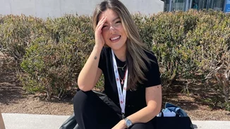 Αναστασία Γιάμαλη | Με δερμάτινη καμπαρντίνα σε θεατρική πρεμιέρα