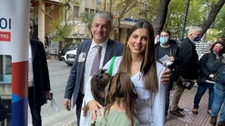 Σταματίνα Τσιμτσιλή | Φωτογραφίζει τα παιδιά της στην παρέλαση του σχολείου τους