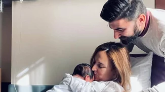 Κλέλια Πανταζή | Τρισευτυχισμένη κρατάει στην αγκαλιά της το μωρό της - Οι νέες φωτογραφίες από το μαιευτήριο