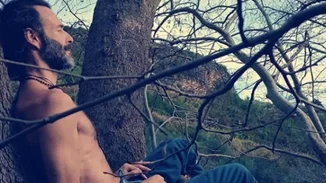 Θανάσης Ευθυμιάδης σε στάση shirshasana | "Κοιτώντας ανάποδα πολλές φορές βλέπω πιο σωστά" (pic)