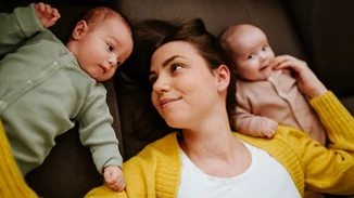 "Δεν είμαι έτοιμη"| Το (πολύ) αληθινό βίντεο μιας μαμάς που δεν ήθελε να αφήσει τα μωράκια της για να επιστρέψει στη δουλειά μετά την άδεια μητρότητας