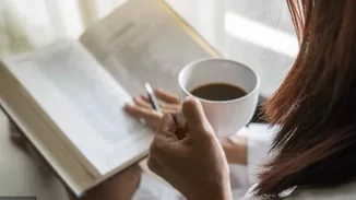 Οι μισοί Έλληνες γράφουν, κι οι άλλοι μισοί δεν διαβάζουν | Τι λένε οι εκδότες για το βιβλίο στην Ελλάδα σήμερα