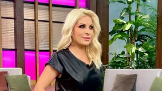 Η Ελένη Μενεγάκη υιοθέτησε την πιο sexy τάση | Η εμφάνιση με μαύρη δερμάτινη ολόσωμη φόρμα