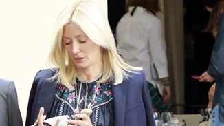 Μαρί Σαντάλ | Η υπέροχη οικογενειακή φωτογραφία στη θάλασσα - To ολόσωμο μαγιό της