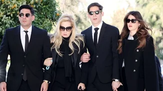 Η Έλενα Μακρή Λυμπέρη με τα παιδιά της | Η κηδεία του Αντώνη Λυμπέρη