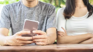 Νιώθεις ότι σου λέει ψέματα; 7 τεχνικές για να το καταλάβεις (FBI approved)