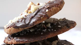 Μπισκότα με μαύρη σοκολάτα και χοντρό θαλασσινό αλάτι