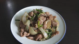 Χοιρινό με πράσα αυγολέμονο | To ιδανικό πιάτο για μεγάλες οικογενειακές συγκεντρώσεις στο σπίτι