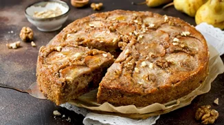 Εύκολο κέικ με ξηρούς καρπούς και αποξηραμένα φρούτα