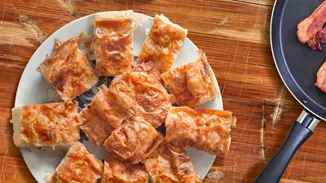 Συνταγή για σκεπαστή πίτα με μοτσαρέλα και προσούτο