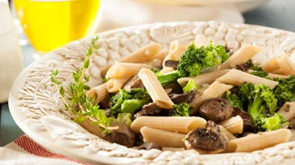 Πένες με μπρόκολο, μανιτάρια και τυριά