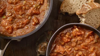 Φασόλια γίγαντες στο φούρνο με λουκάνικα χωριάτικα