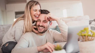 Τα 5 στάδια της ιδανικής σχέσης όπως τα αναλύει η σύμβουλος σχέσεων