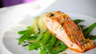 Συνταγή για σολομό πιπεράτο με φινόκιο