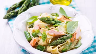 Σολομός με βότκα και παπαρδέλες | Μία εύκολη συνταγή που εντυπωσιάζει γευστικά