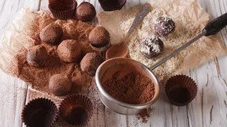 Συνταγή για τρουφάκια σοκολάτας χωρίς αλεύρι, χωρίς ψήσιμο και με ελάχιστη ζάχαρη